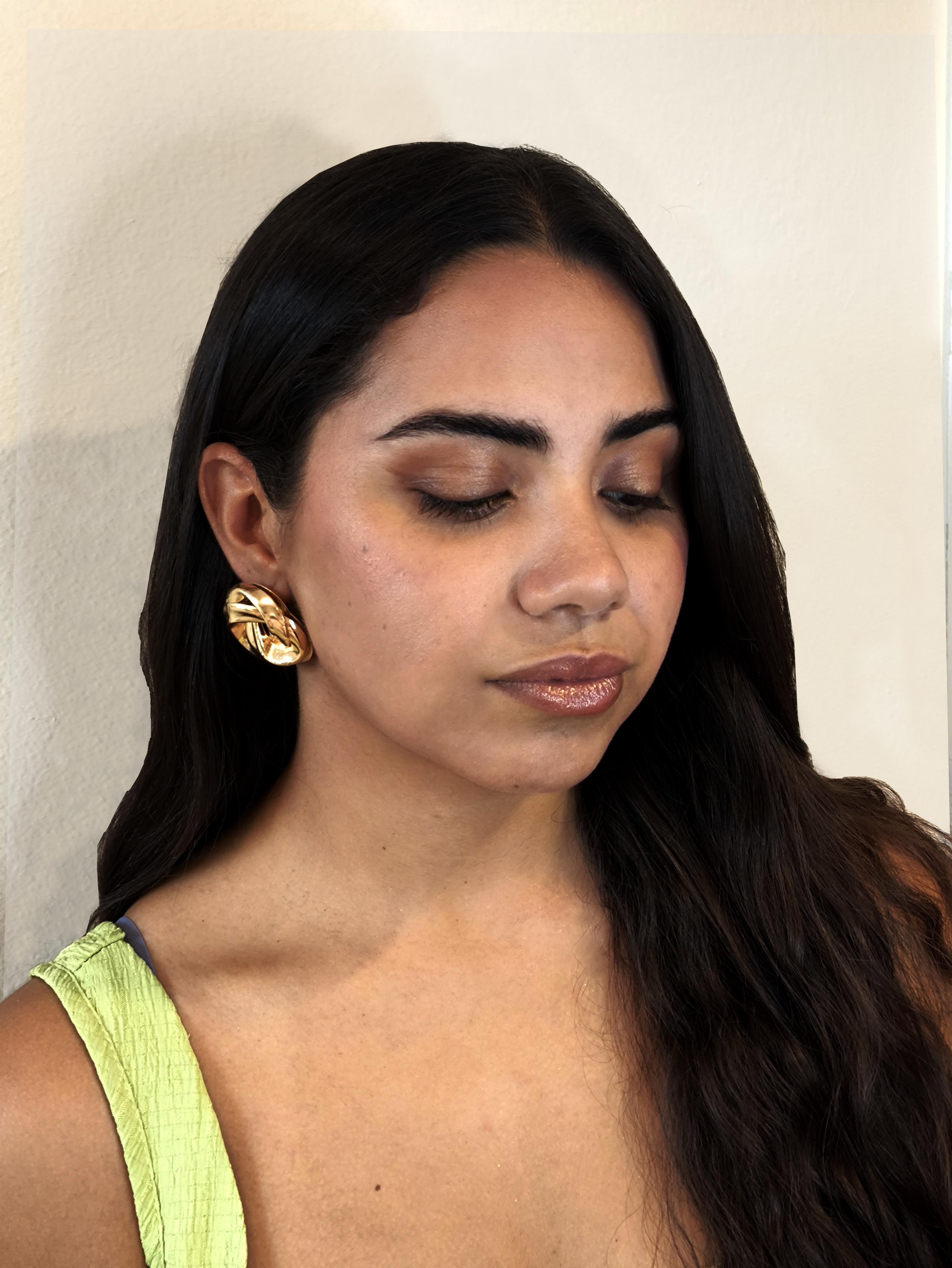 Transformación no makeup-makeup para invitada, 2025