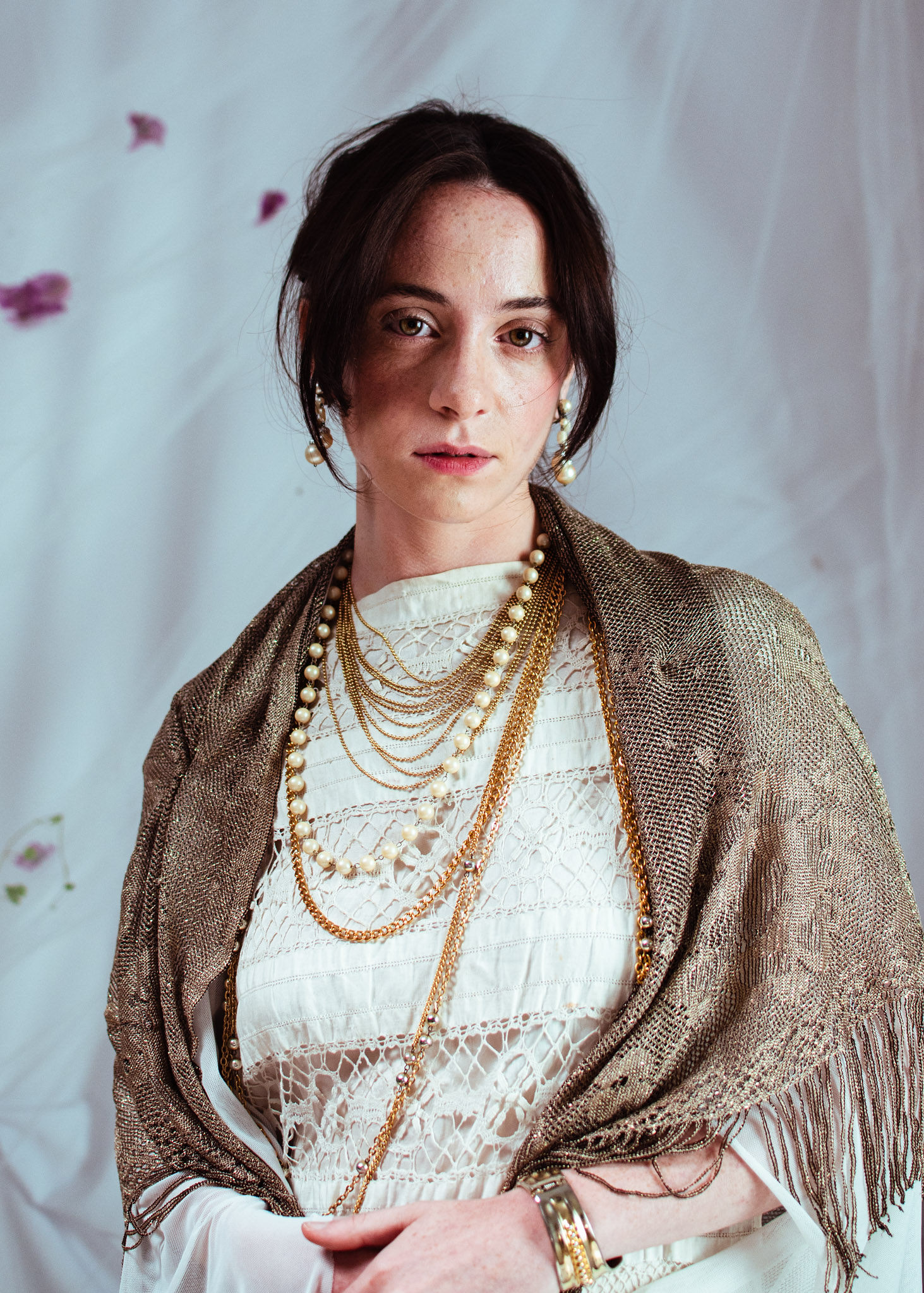 Retrato social con maquillaje natural y joyas