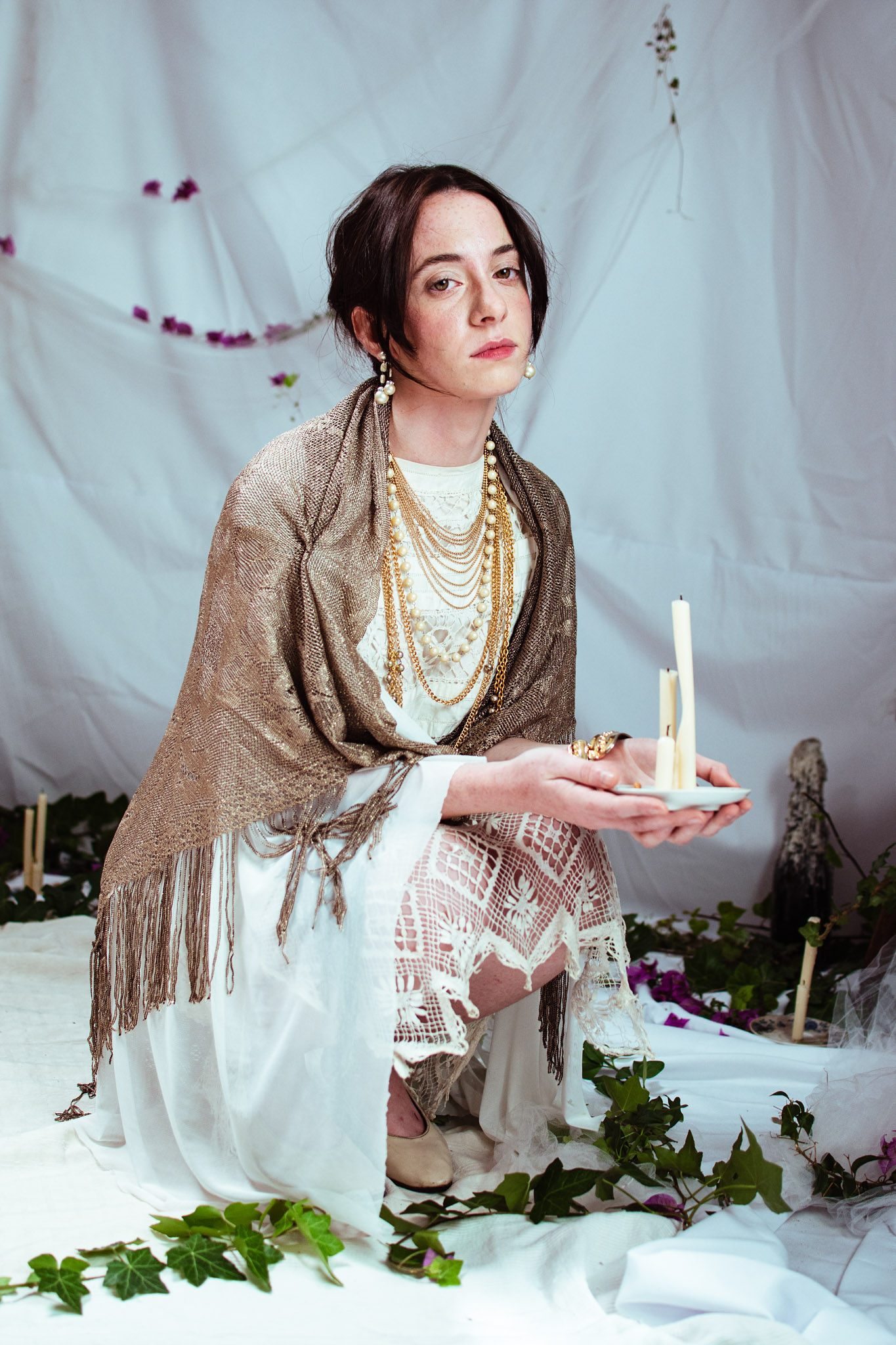 Retrato editorial con chal y candelabro